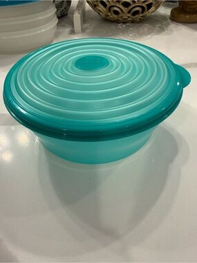Tupperware Stuffable Bowl & Lid. Sea Green #5316. GUC. 1.4 Liter.